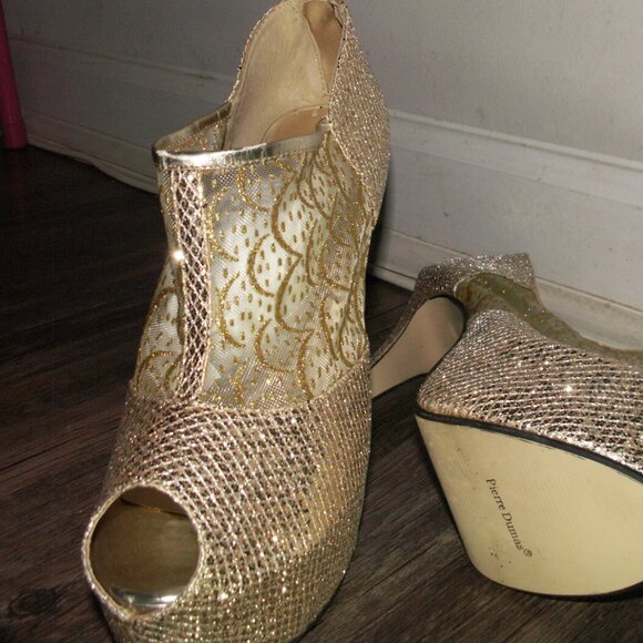 A Women glamorous, gold-toned platform stiletto high heels. - Picture 5 of 6